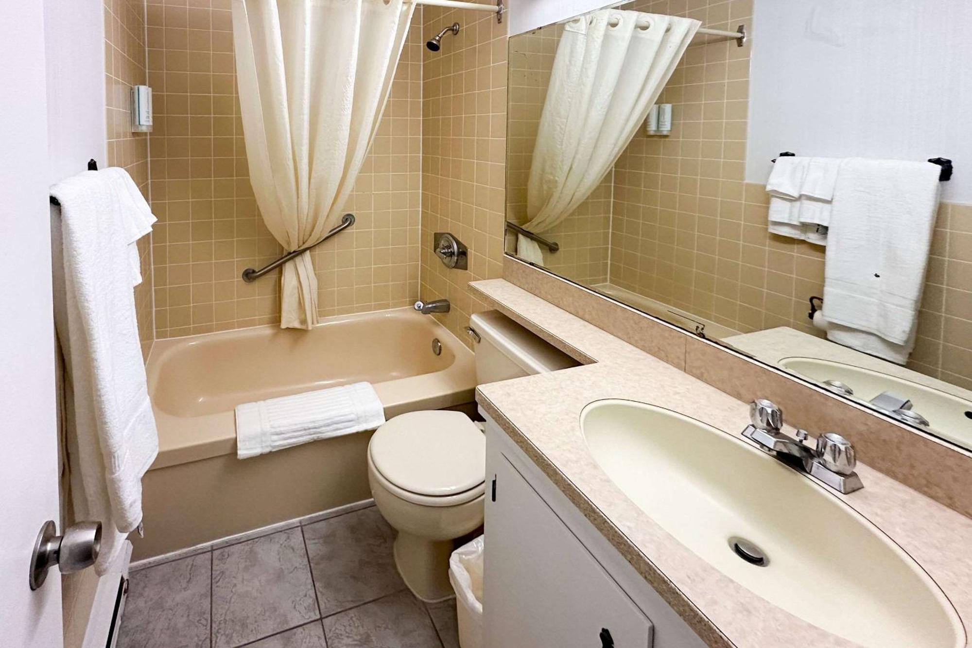וודסטוק Rodeway Inn מראה חיצוני תמונה