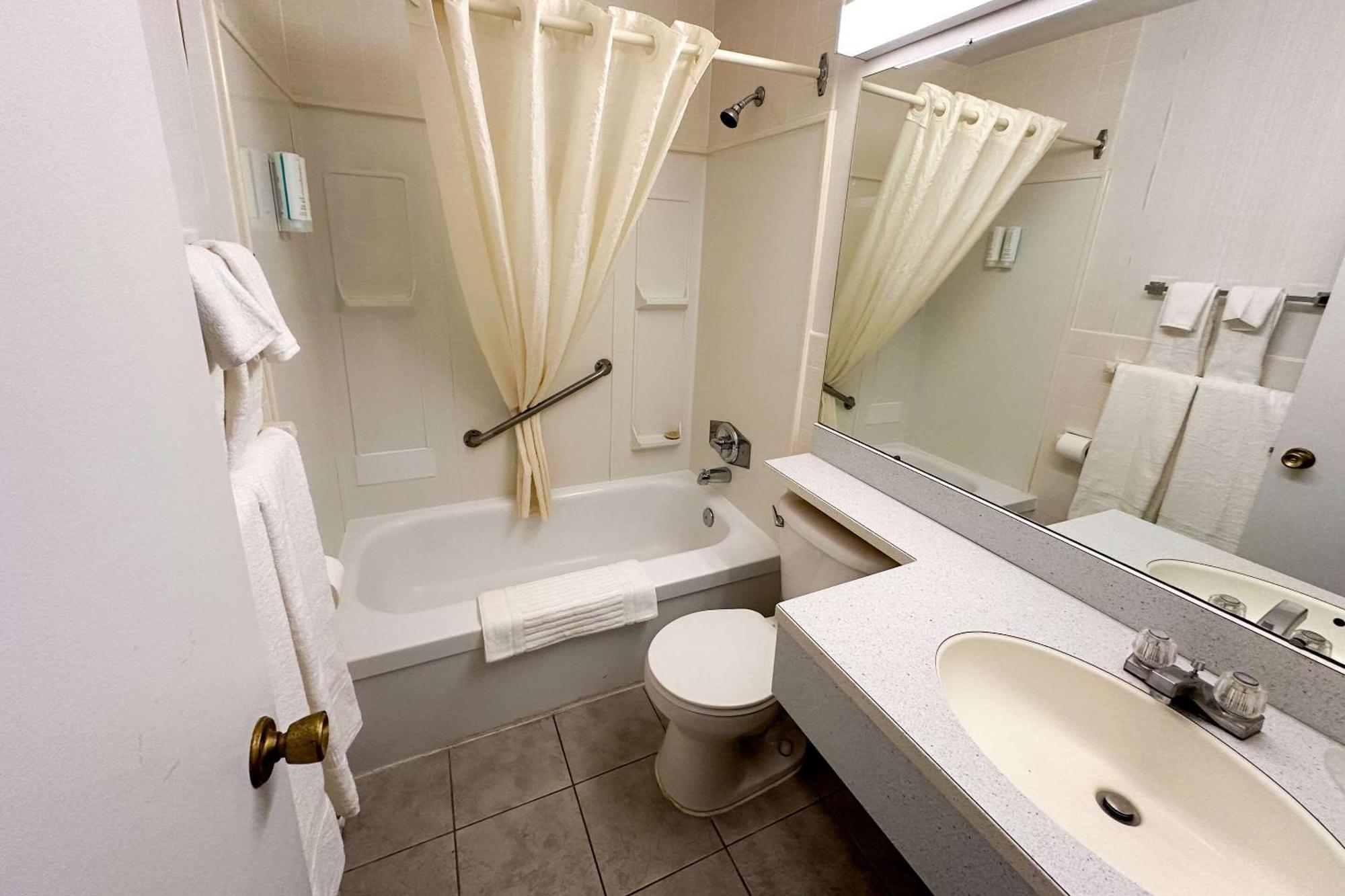 וודסטוק Rodeway Inn מראה חיצוני תמונה